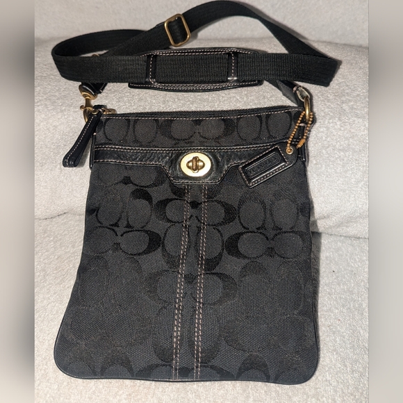 Coach black Hamptons signature collection crossbody bag. 40688 - Picture 8 of 11
